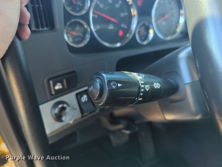 image for item EQ2456 2022 Kenworth T680 semi truck