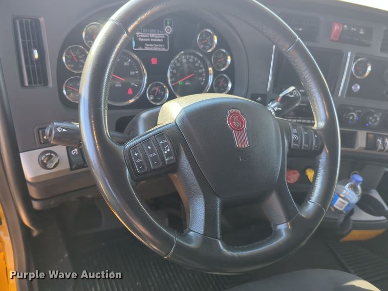 image for item EQ2456 2022 Kenworth T680 semi truck