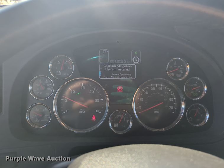 image for item EQ2456 2022 Kenworth T680 semi truck