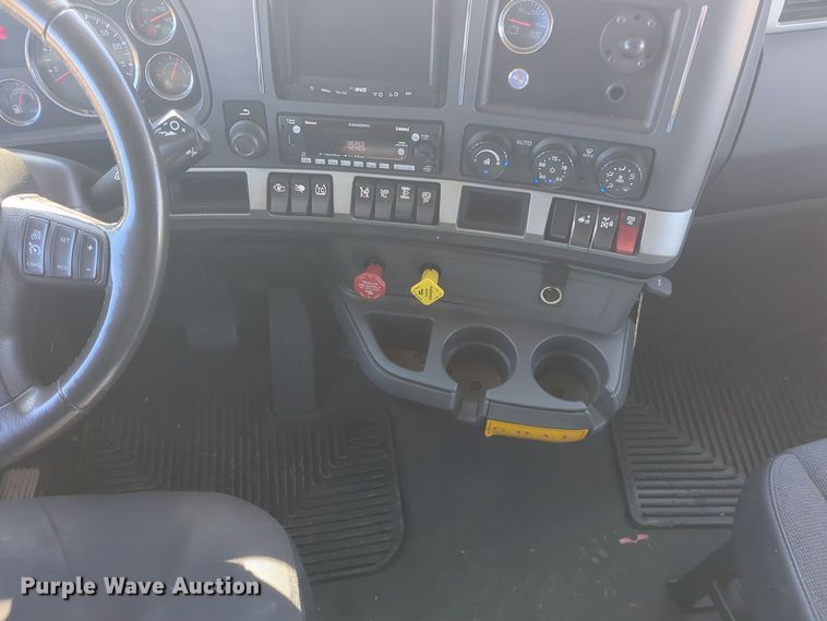 image for item EQ2456 2022 Kenworth T680 semi truck