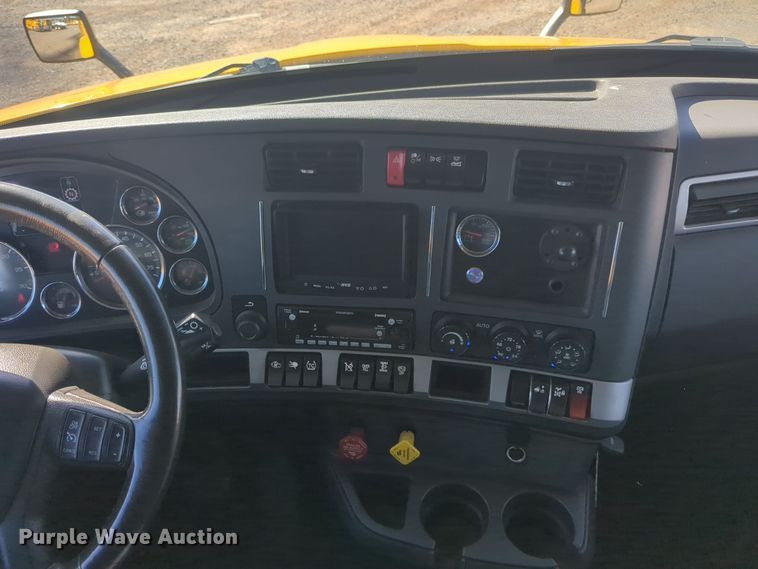 image for item EQ2456 2022 Kenworth T680 semi truck