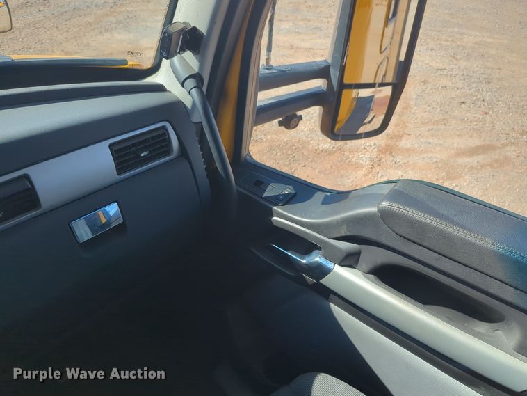 image for item EQ2456 2022 Kenworth T680 semi truck