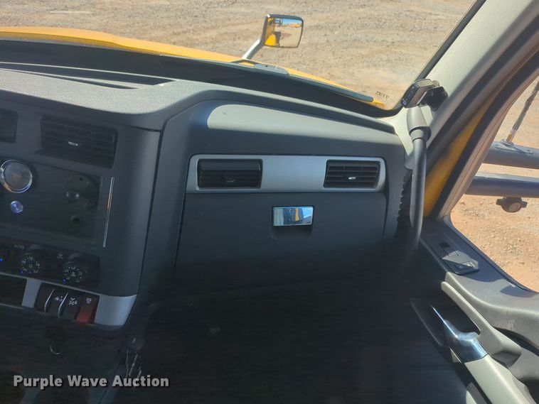 image for item EQ2456 2022 Kenworth T680 semi truck