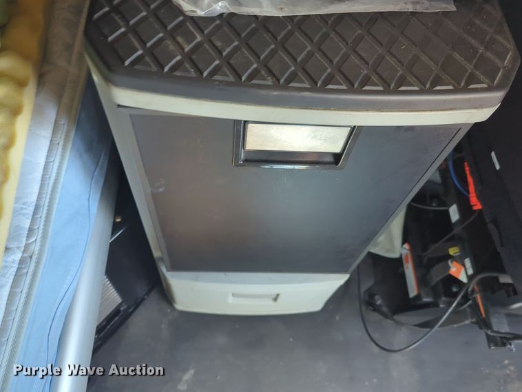 image for item EQ2456 2022 Kenworth T680 semi truck