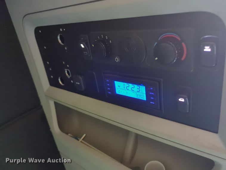 image for item EQ2456 2022 Kenworth T680 semi truck