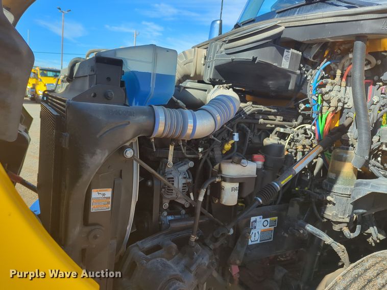 image for item EQ2456 2022 Kenworth T680 semi truck