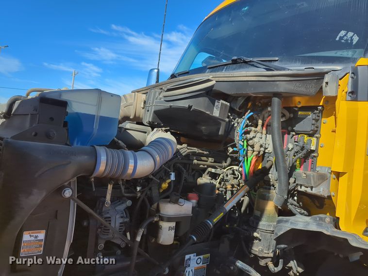 image for item EQ2456 2022 Kenworth T680 semi truck