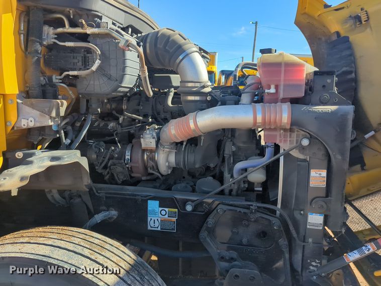 image for item EQ2456 2022 Kenworth T680 semi truck