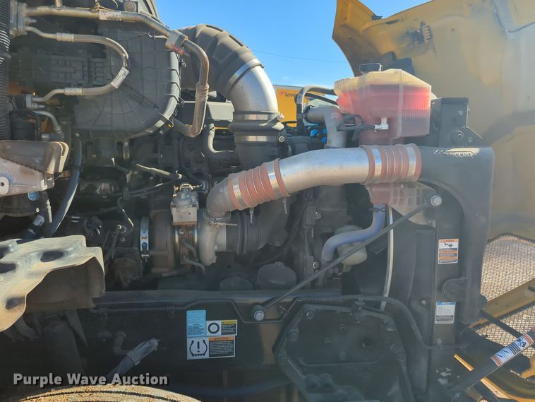 image for item EQ2456 2022 Kenworth T680 semi truck