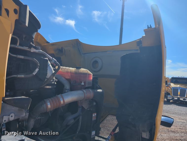 image for item EQ2456 2022 Kenworth T680 semi truck