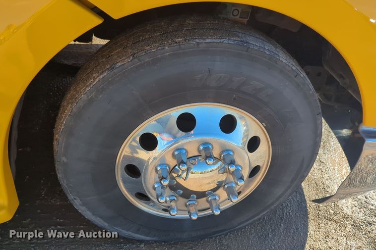 image for item EQ2456 2022 Kenworth T680 semi truck