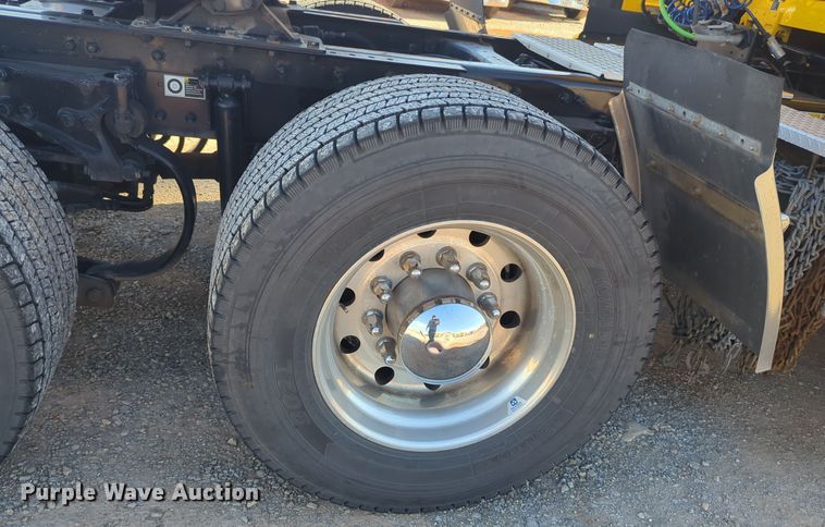 image for item EQ2456 2022 Kenworth T680 semi truck