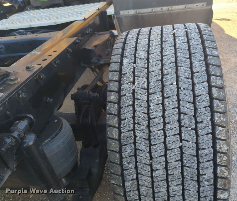 image for item EQ2456 2022 Kenworth T680 semi truck