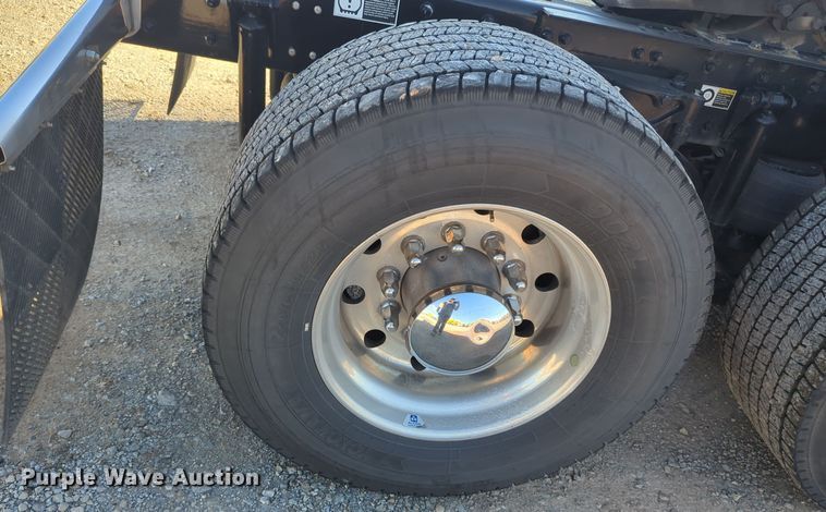 image for item EQ2456 2022 Kenworth T680 semi truck