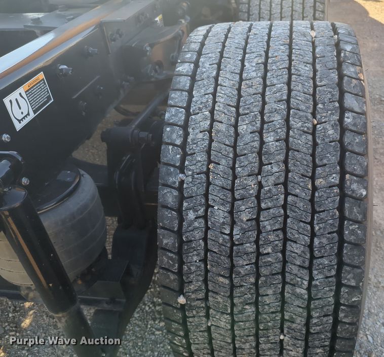 image for item EQ2456 2022 Kenworth T680 semi truck