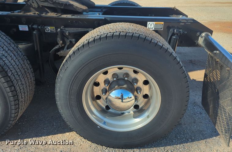 image for item EQ2456 2022 Kenworth T680 semi truck