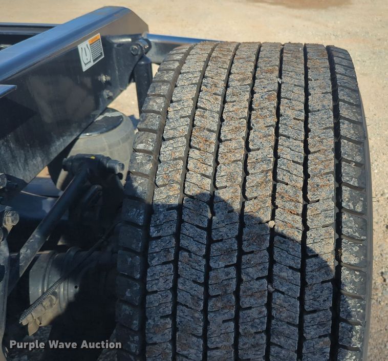 image for item EQ2456 2022 Kenworth T680 semi truck