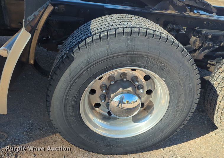 image for item EQ2456 2022 Kenworth T680 semi truck