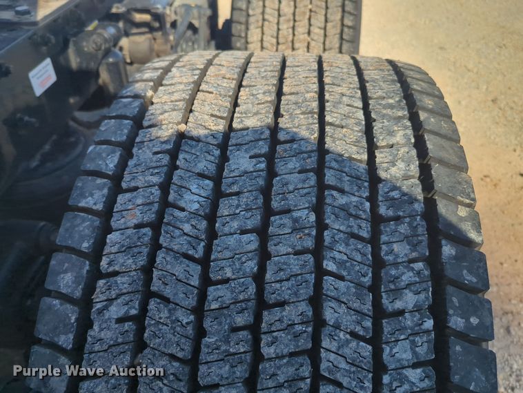 image for item EQ2456 2022 Kenworth T680 semi truck