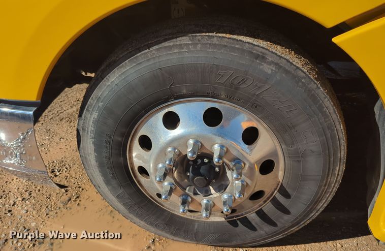 image for item EQ2456 2022 Kenworth T680 semi truck