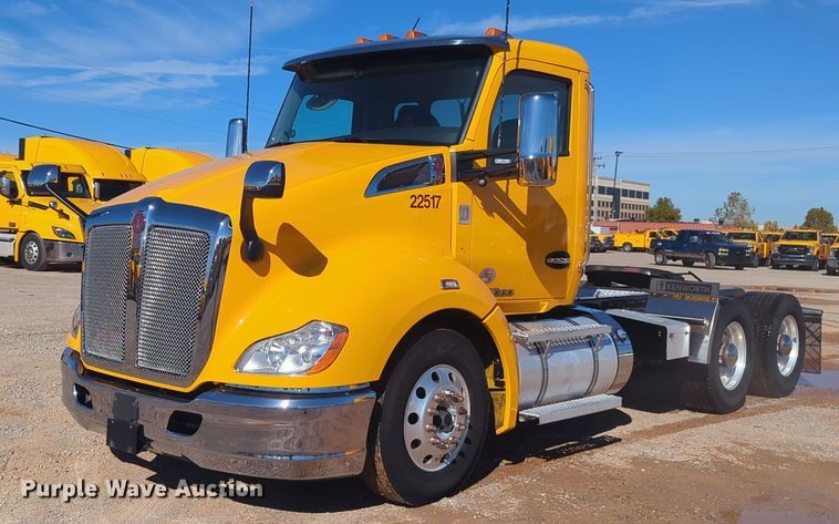 image for item EQ2457 2022 Kenworth T680 semi truck