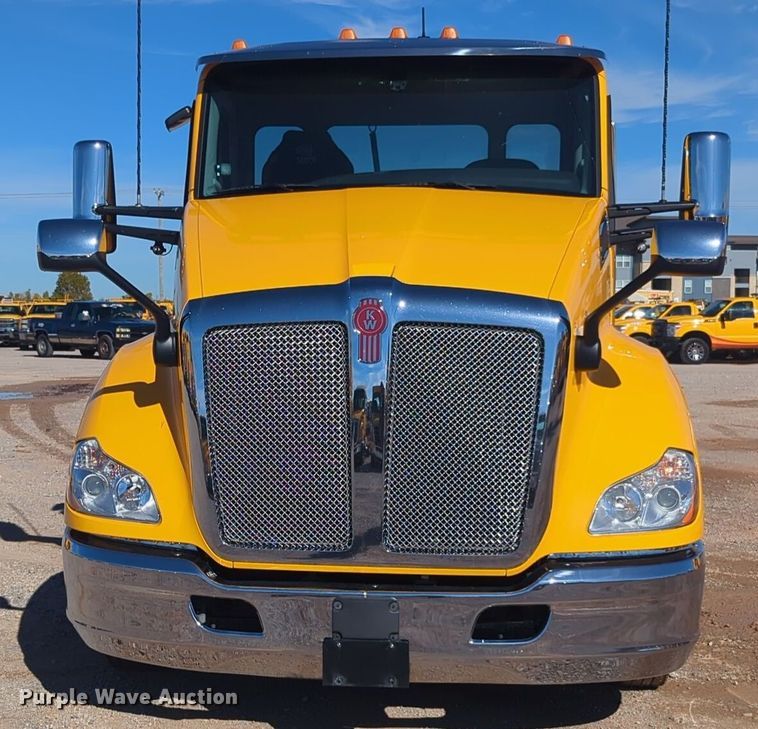image for item EQ2457 2022 Kenworth T680 semi truck