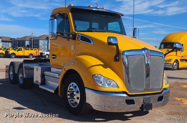 image for item EQ2457 2022 Kenworth T680 semi truck