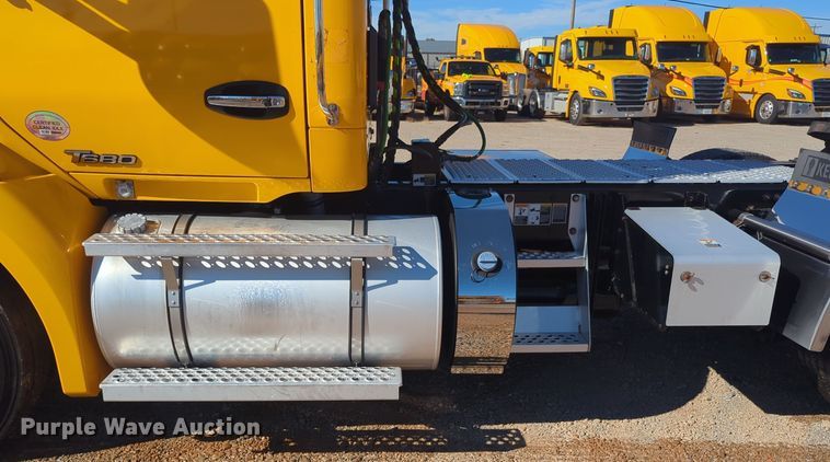 image for item EQ2457 2022 Kenworth T680 semi truck