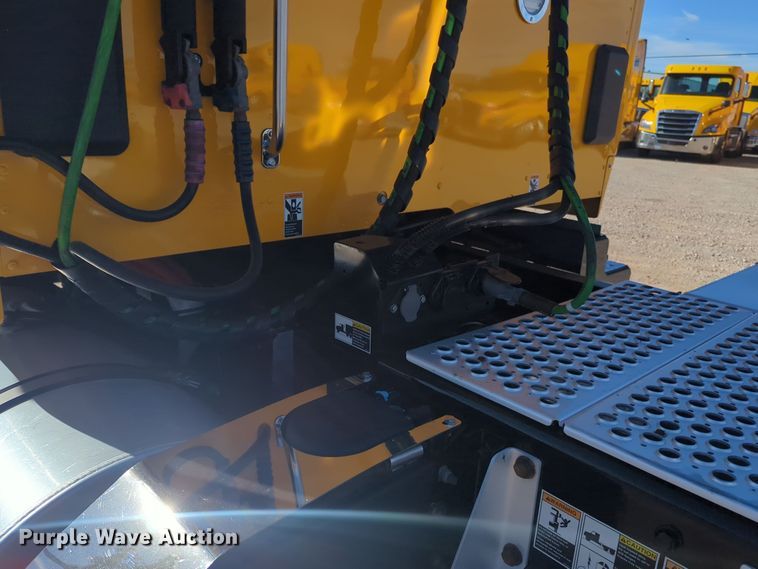 image for item EQ2457 2022 Kenworth T680 semi truck