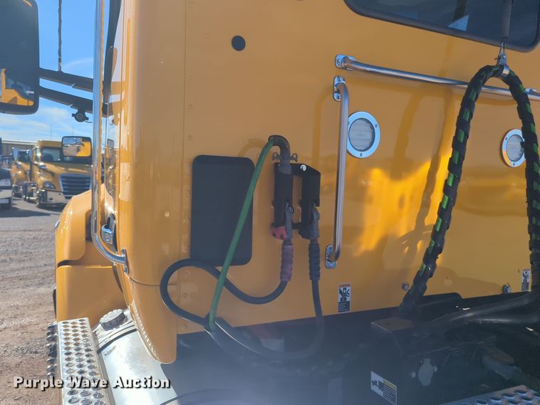 image for item EQ2457 2022 Kenworth T680 semi truck