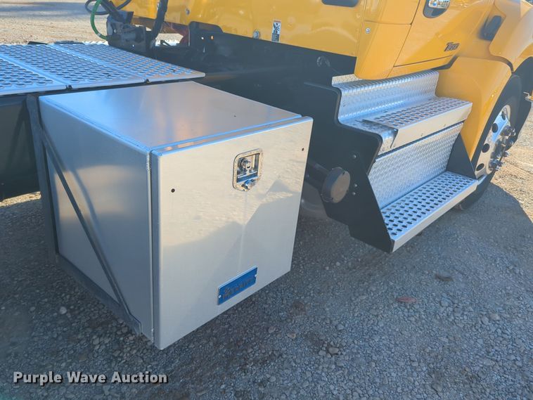 image for item EQ2457 2022 Kenworth T680 semi truck