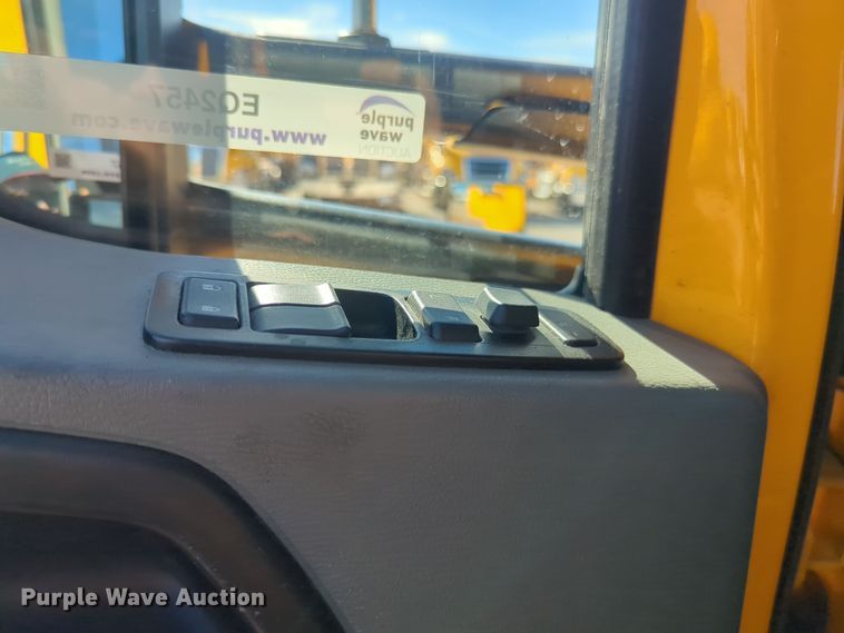 image for item EQ2457 2022 Kenworth T680 semi truck