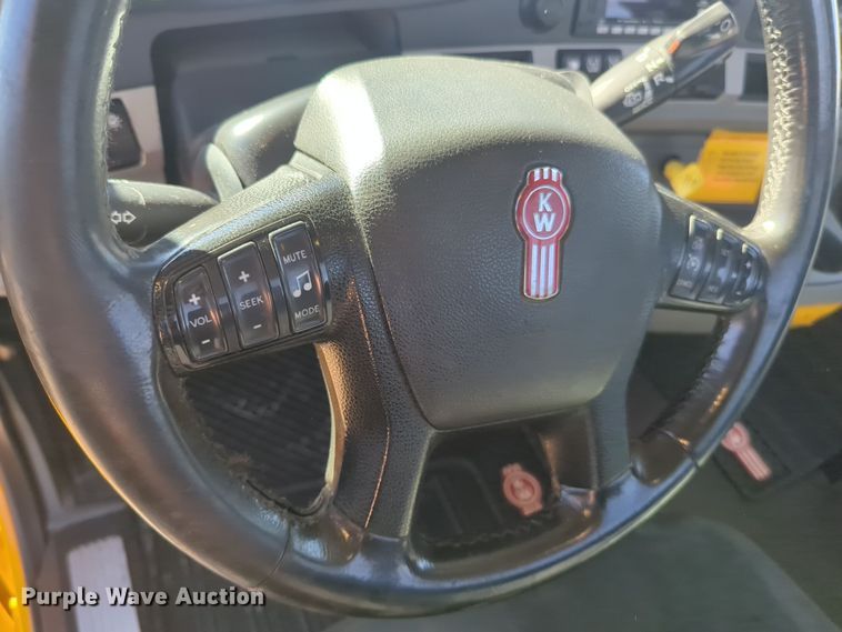 image for item EQ2457 2022 Kenworth T680 semi truck