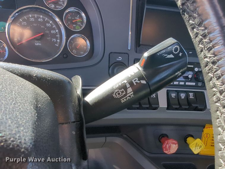 image for item EQ2457 2022 Kenworth T680 semi truck