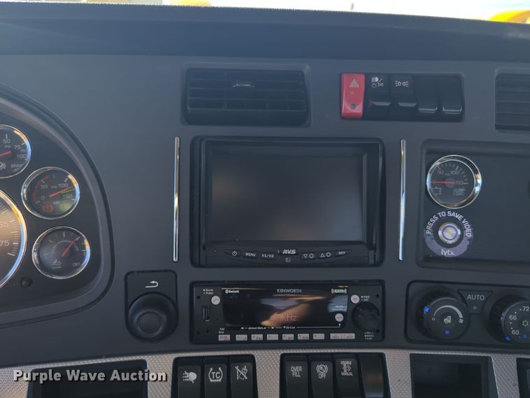 image for item EQ2457 2022 Kenworth T680 semi truck