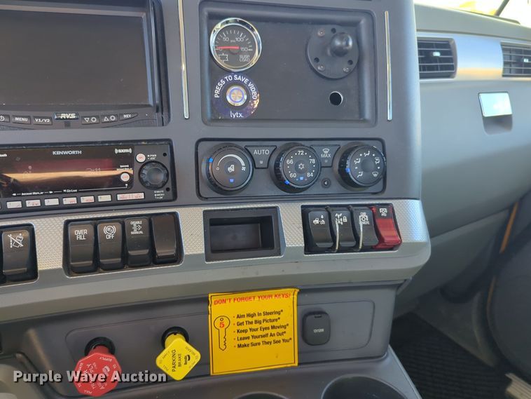 image for item EQ2457 2022 Kenworth T680 semi truck