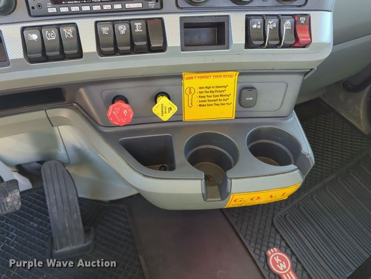 image for item EQ2457 2022 Kenworth T680 semi truck