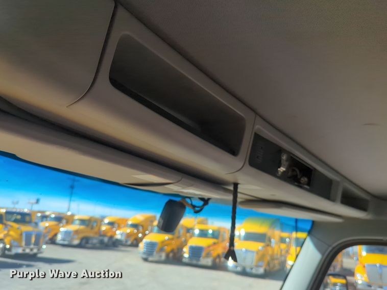 image for item EQ2457 2022 Kenworth T680 semi truck