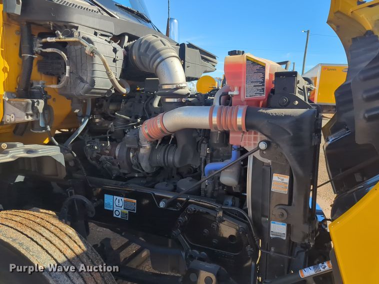 image for item EQ2457 2022 Kenworth T680 semi truck