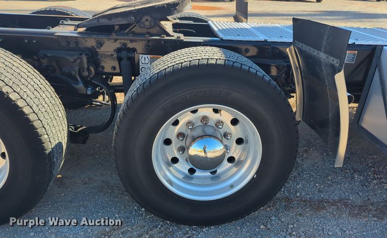 image for item EQ2457 2022 Kenworth T680 semi truck