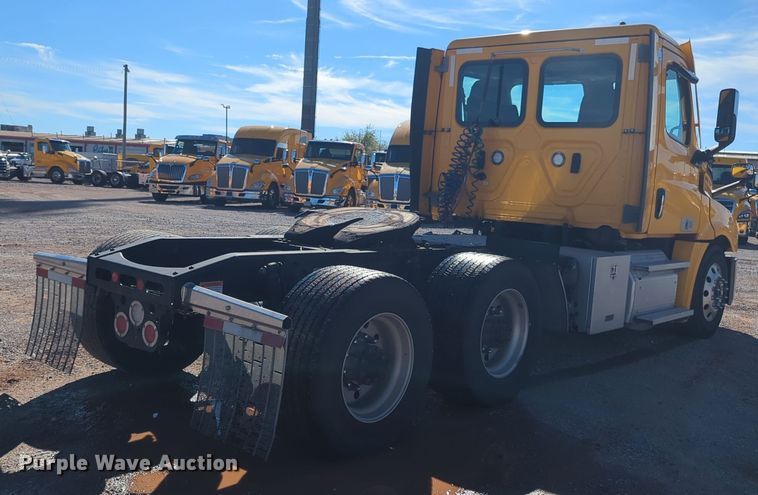 image for item EQ2458 2021 Freightliner Cascadia 126 semi truck