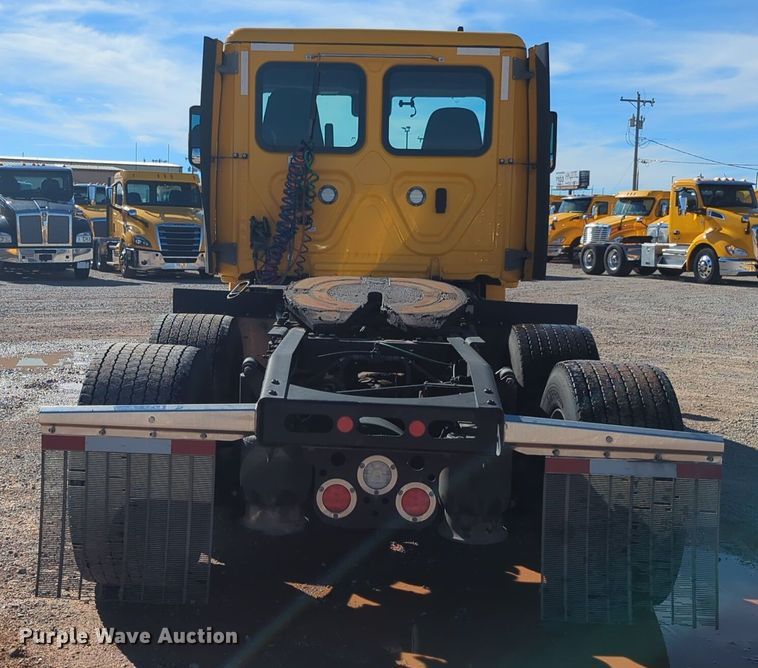 image for item EQ2458 2021 Freightliner Cascadia 126 semi truck