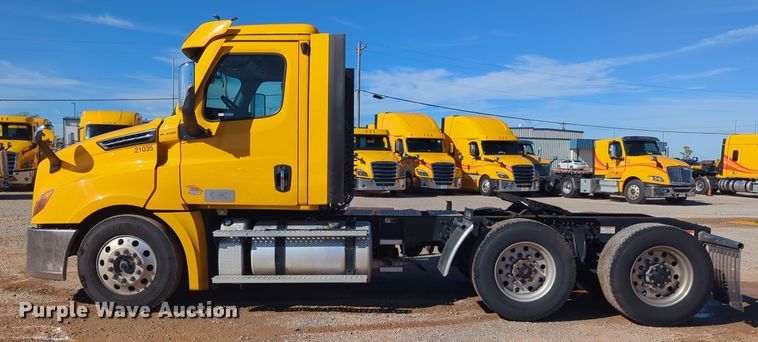 image for item EQ2458 2021 Freightliner Cascadia 126 semi truck