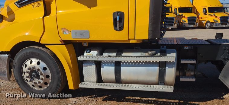 image for item EQ2458 2021 Freightliner Cascadia 126 semi truck