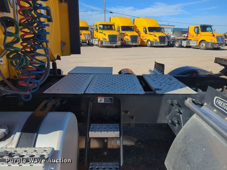 image for item EQ2458 2021 Freightliner Cascadia 126 semi truck
