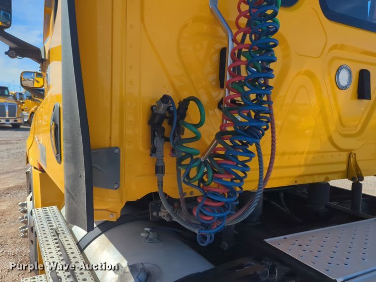 image for item EQ2458 2021 Freightliner Cascadia 126 semi truck