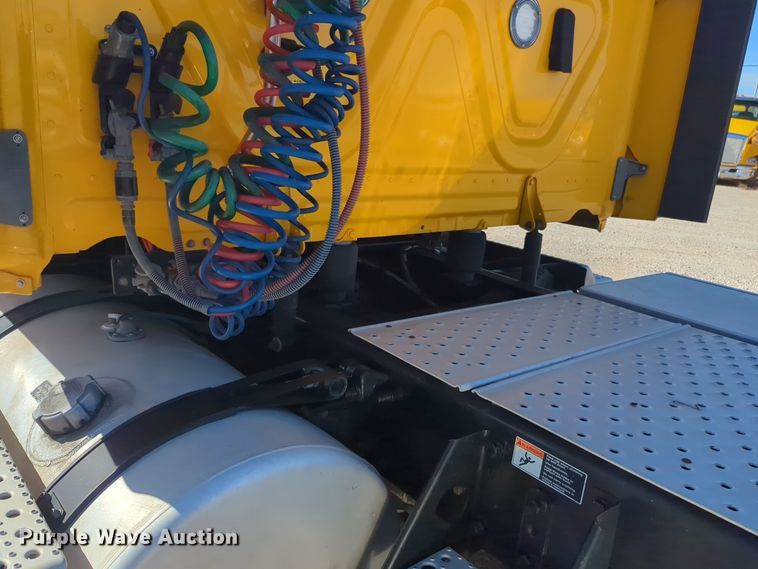 image for item EQ2458 2021 Freightliner Cascadia 126 semi truck