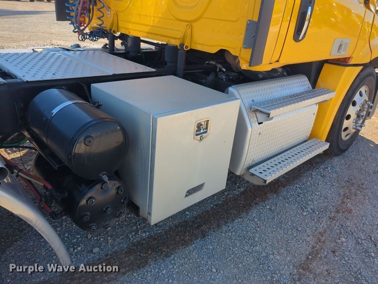 image for item EQ2458 2021 Freightliner Cascadia 126 semi truck