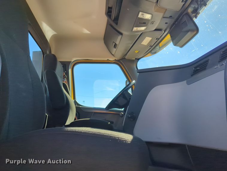 image for item EQ2458 2021 Freightliner Cascadia 126 semi truck