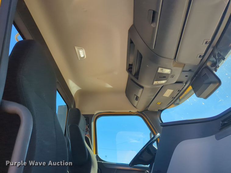 image for item EQ2458 2021 Freightliner Cascadia 126 semi truck